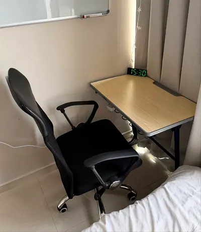 Ergonomic Black Mesh Office Chair + tabel free