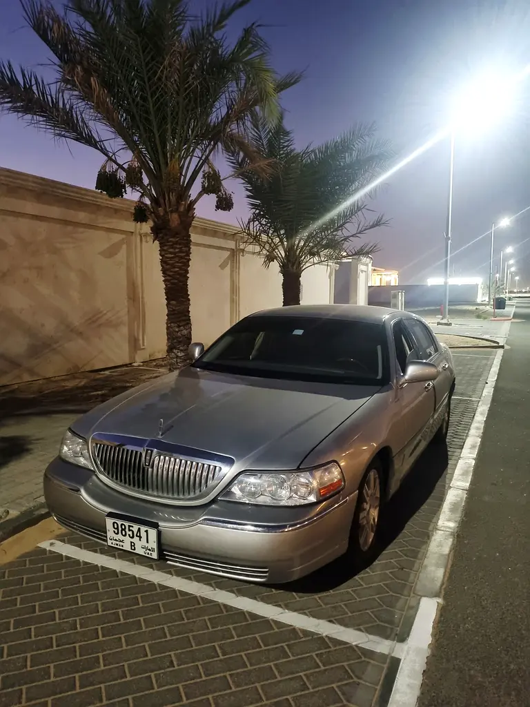 Lincoln Town Car 2011 — photo 1 of 7