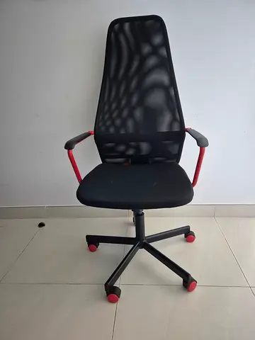 Ergonomic Mesh Office Chair with Red Accents - Good Condition