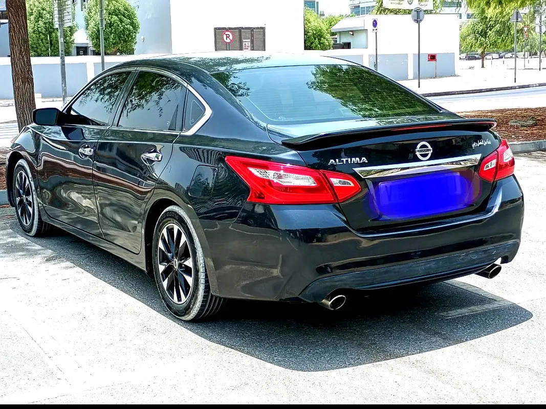 Nissan Altima 2017 — photo 1 of 2