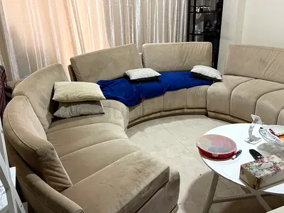 للبيع اثاث شقه كورنيش عجمان          Comfortable beige curved sectional sofa