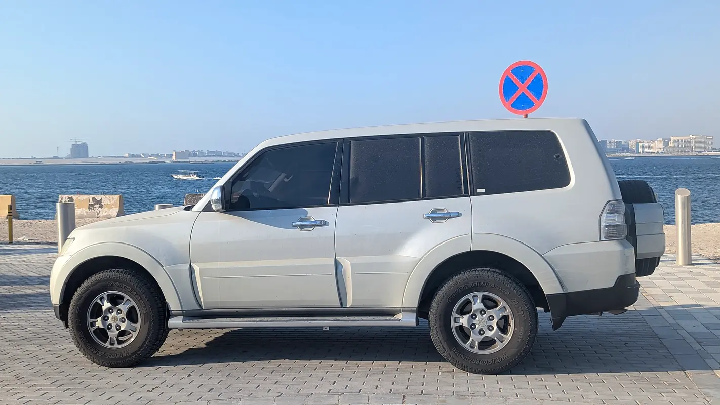 Mitsubishi Pajero 2009 — photo 1 of 2