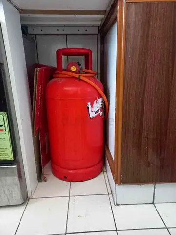 Gas cylinder. Emerate Gas ful pipe regulter