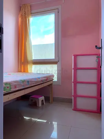 SMALL ROOM AVAILABLE FOR LADIES ONLY NEAR INSURANCE MARKET METRO STATION