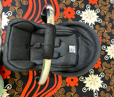 Gray Infant Car Seat / Baby Carrier (Good Condition)