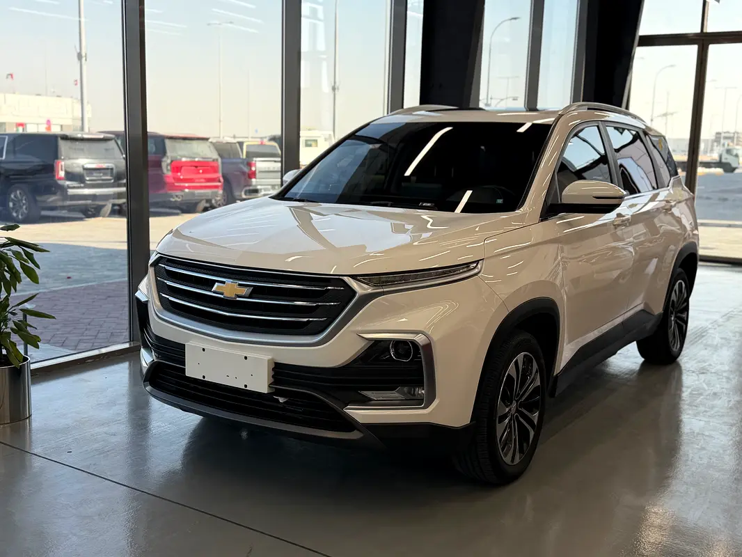 Chevrolet Captiva 2022 — photo 1 of 9
