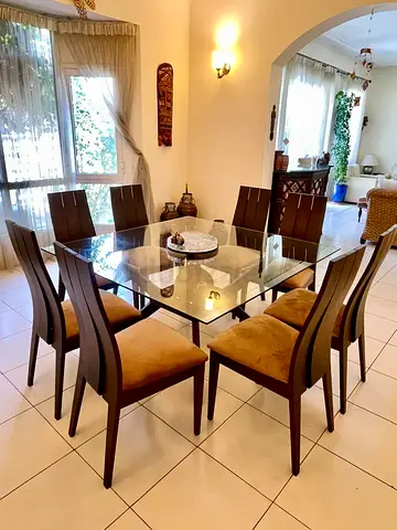 Elegant 8-Seater Glass Dining Set – Excellent Condition!