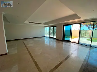 فيلا تجاريه بمساحه كبيره بموقع مميز جدا قريبه لمخرج دبي صالحه لكل الانشطه خمس غرف وغرفة خادمه وغرفة غسيل و سبع حمامات