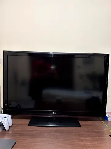 LG 32-inch LED TV in good working condition, with stand