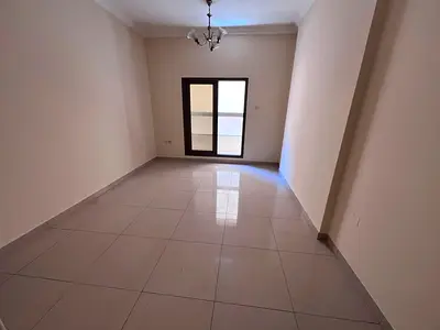 بنايه جديده _ علي طريق رئيسي _ بلكون _ غرفه ماستر _ خزائن بالحائط _ تكيف مركزي _ صيانه فري
