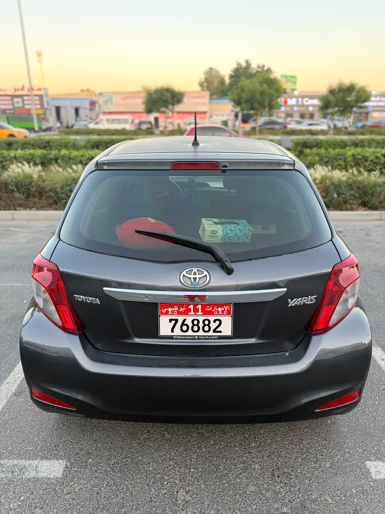 Toyota Yaris 2013 — photo 1 of 3