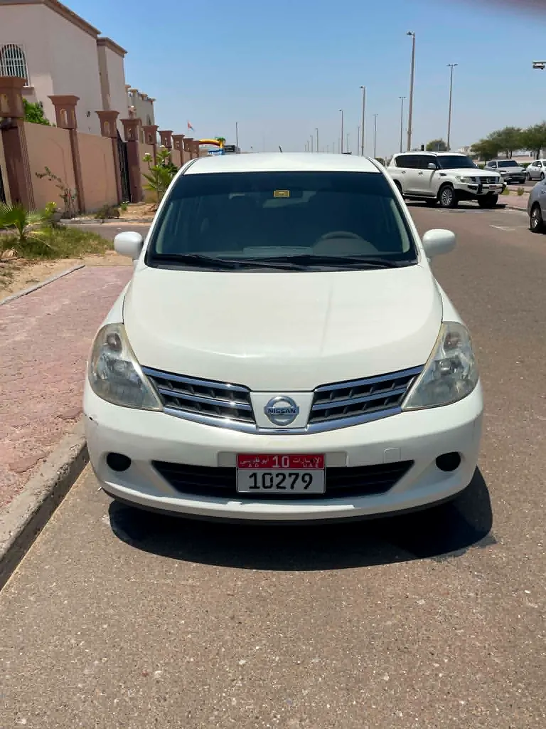 Nissan Tiida 2009 — photo 1 of 16