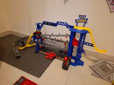 Monster Jam Garage Playset with Exclusive Monster Truck