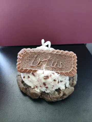 Handmade biscuit-scented decorative candle - single piece