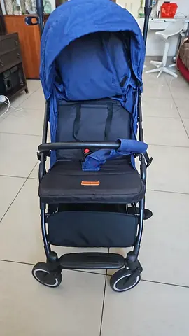 Lightweight navy blue baby stroller - good condition