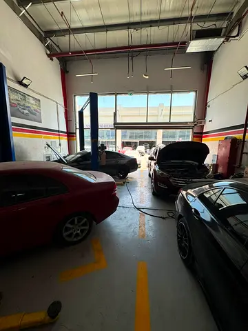 Car garage for rent in Industrial Area 4, strategic location, suitable for auto repair and automotive businesses, close to services and facilities