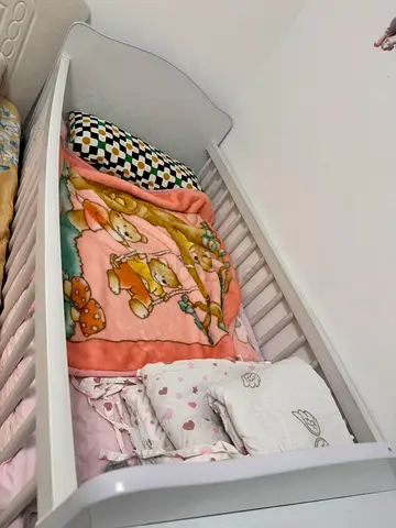 White Baby Crib in Good Condition with Bedding and mattress