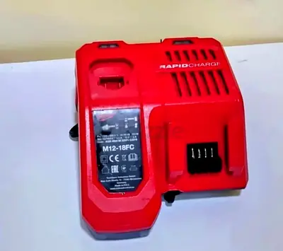 MILWAUKEE M18 RAPID CHARGER