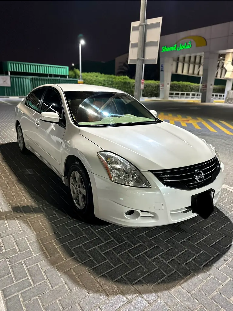 Nissan Altima 2012 — photo 1 of 8