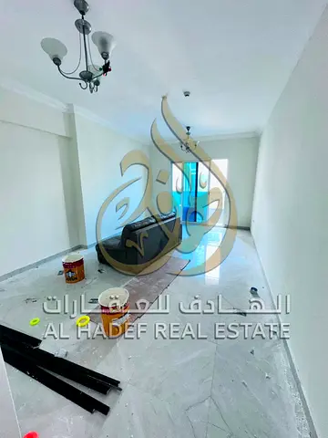 🔹 3 غرف نوم وصالة بتوزيع هندسي واسع ومريح. 🔹 غرفة خادمة مستقلة لضمان أقصى درجات الخصوصية. 🔹 موقف سيارات خاص ومغطى مجاناً. 🔹 موقع استراتيجي في منط