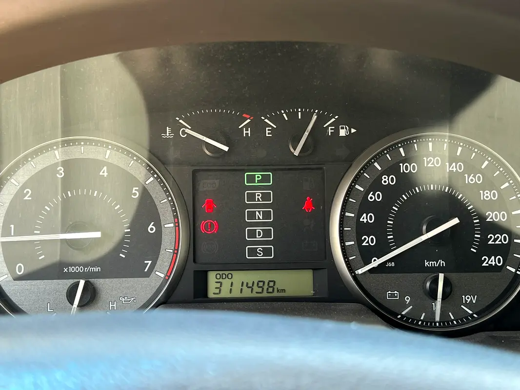 Toyota Land Cruiser 2013 — photo 1 of 8