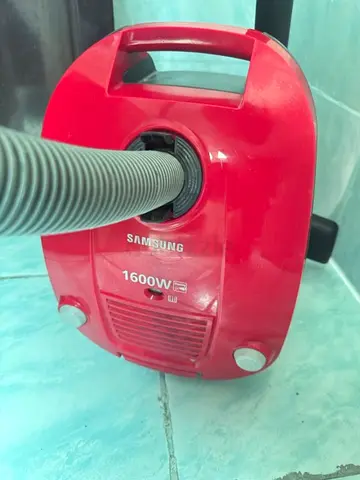 Samsung 1600W Red canister vacuum cleaner - working condition