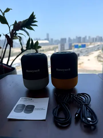 Pair of Honeywell Compact speakers Duo U100