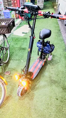E10 electric scooter with charger