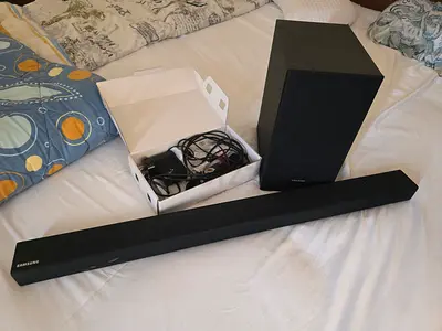 Samsung soundbar with subwoofer and remote