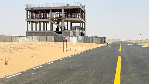 أرض سكنية استثمارية في مزيرعة B - الشارقة | زاوية مقابل حديقة وبالقرب من المسجد | تملك حر للعرب | سعر منافس وموقع مميز