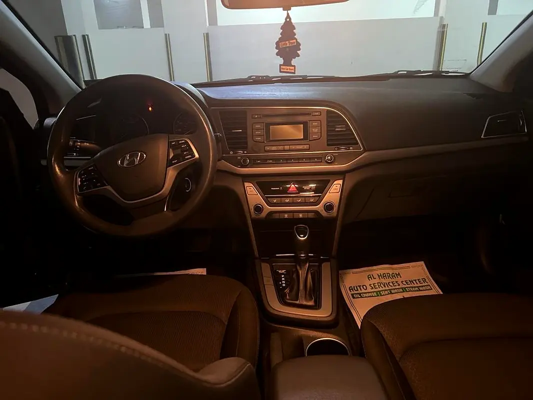 Hyundai Elantra 2018 — photo 1 of 5