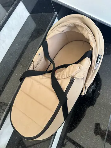 Babyzen Yoyo Baby Bassinet / Carrycot  Beige in Very Good Condition