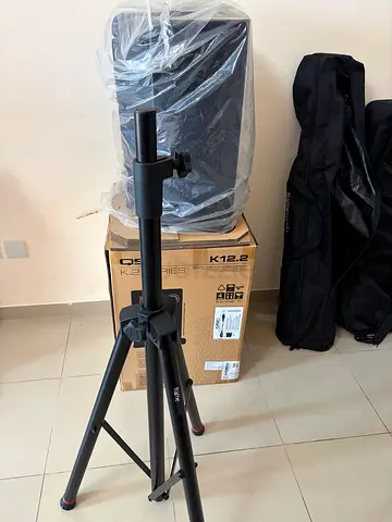 Qsc k12.2 powered Speaker with Stand and — Good Condition