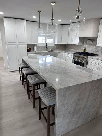 Modern Marble-Effect Kitchen Island with 5 Stools