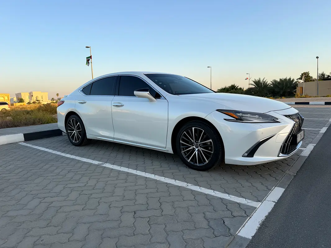 Lexus ES-Series 2023 — photo 1 of 12