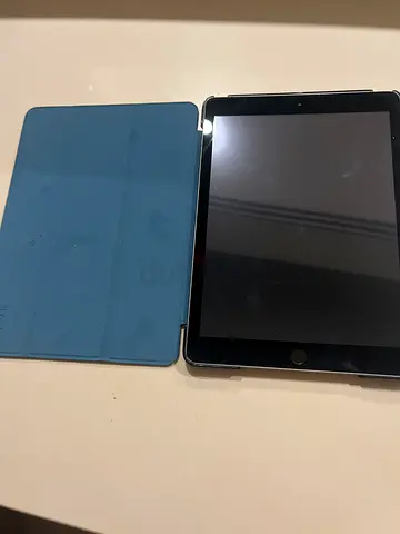 iPad 5th generation 128gb with Smart Cover - Good Condition