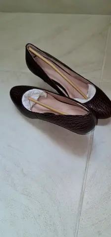 Brown textured leather-look womens pumps, gently used