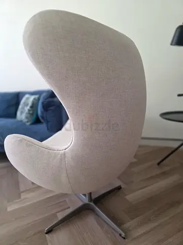 Modern Curved Swivel Accent Chair in Light Beige