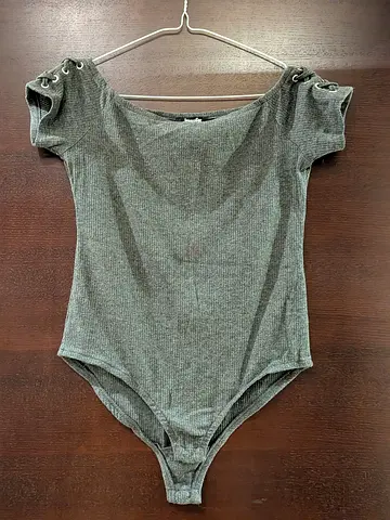 Urgent (Move out) - Jennifer - Grey stretch cotton bodysuit with lace-up sleeves, size S-M