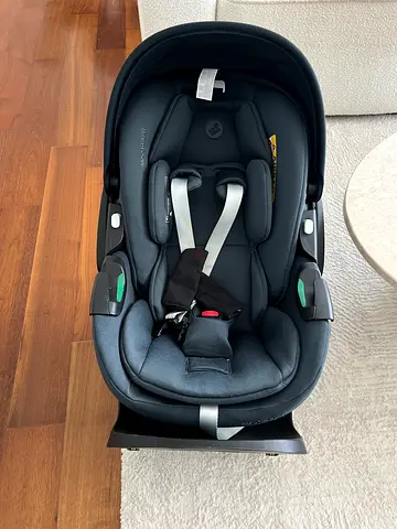 Maxi-Cosi 360° Rotating Baby Car Seat + ISOFIX Base – Excellent Condition