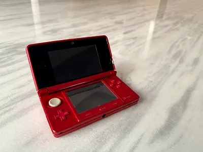 Red Nintendo 3ds It comes with charger and 3ds shell case 
It comes with 64gb
And 40+games