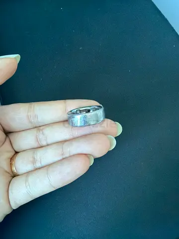 OURA RING GEN 4 AND CHARGER- SIZE 9. wearable technology less than 1 year old