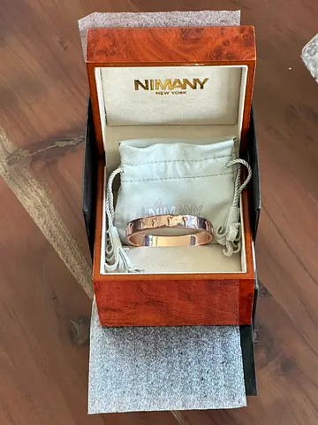 Niwanny designer vintage stylerose gold-tone bracelet in original box