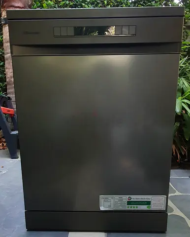 Hisense freestanding dishwasher - good condition