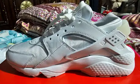 ORIGINAL NIKE AIR HUARACHE 6.5 WOMENS / 5 MENS