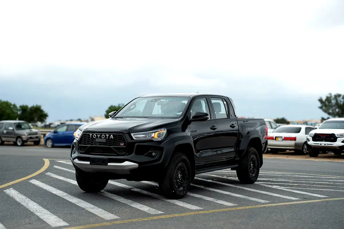 Toyota Hilux 2025 — photo 1 of 20