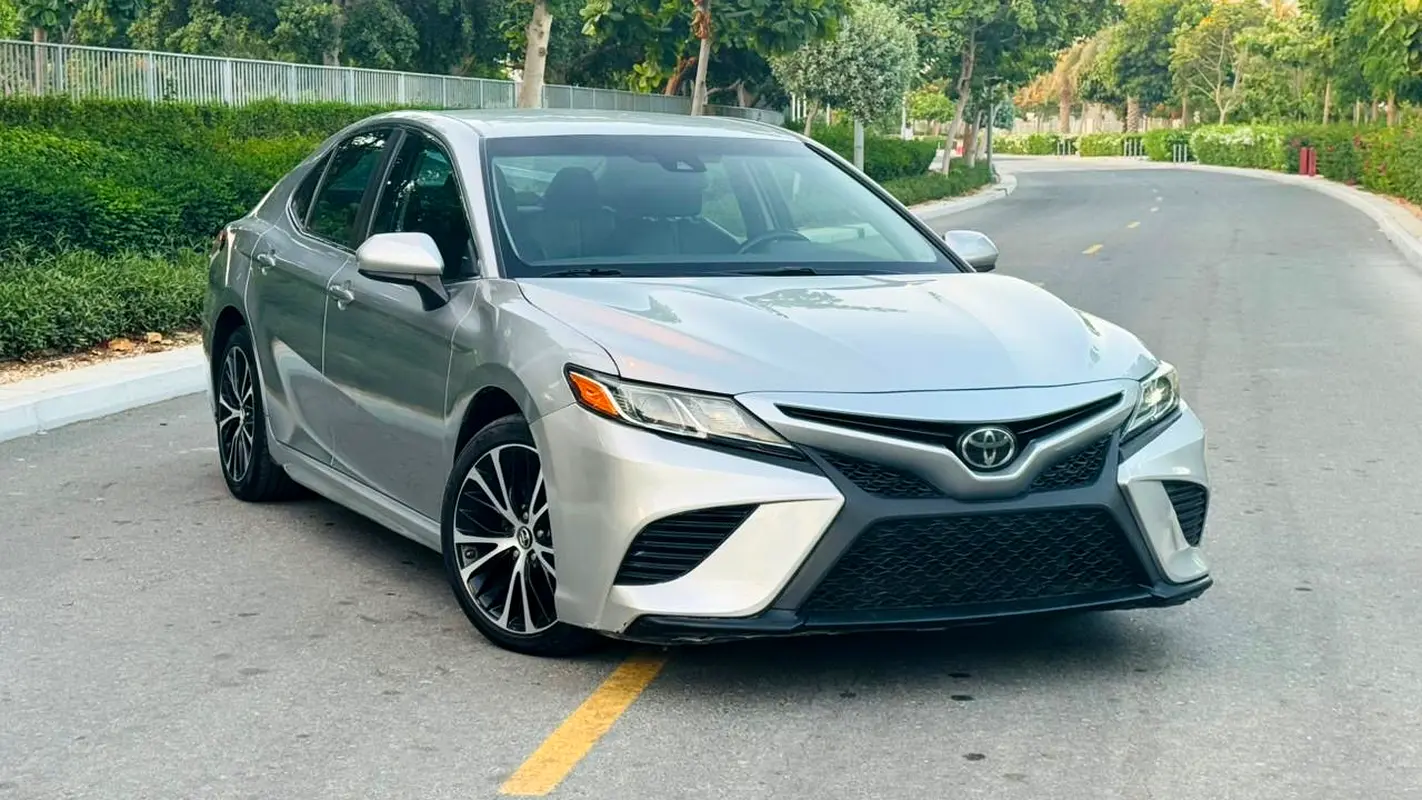 Toyota Camry 2018 — photo 1 of 8