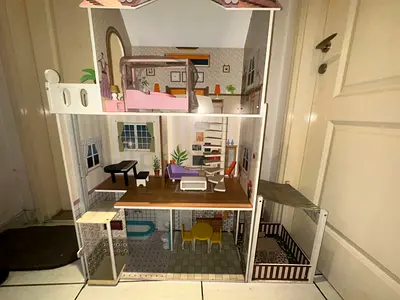 Doll house( new)