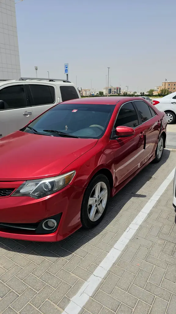 Toyota Camry 2014 — photo 1 of 10