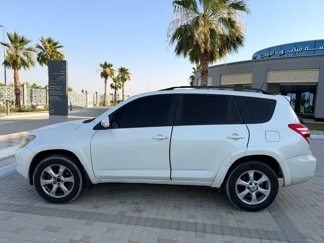 Toyota Rav 4 2009 — photo 1 of 10